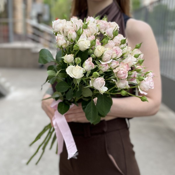 9 нежных кустовых пионовидных роз Энджел Бомбастик 70 см